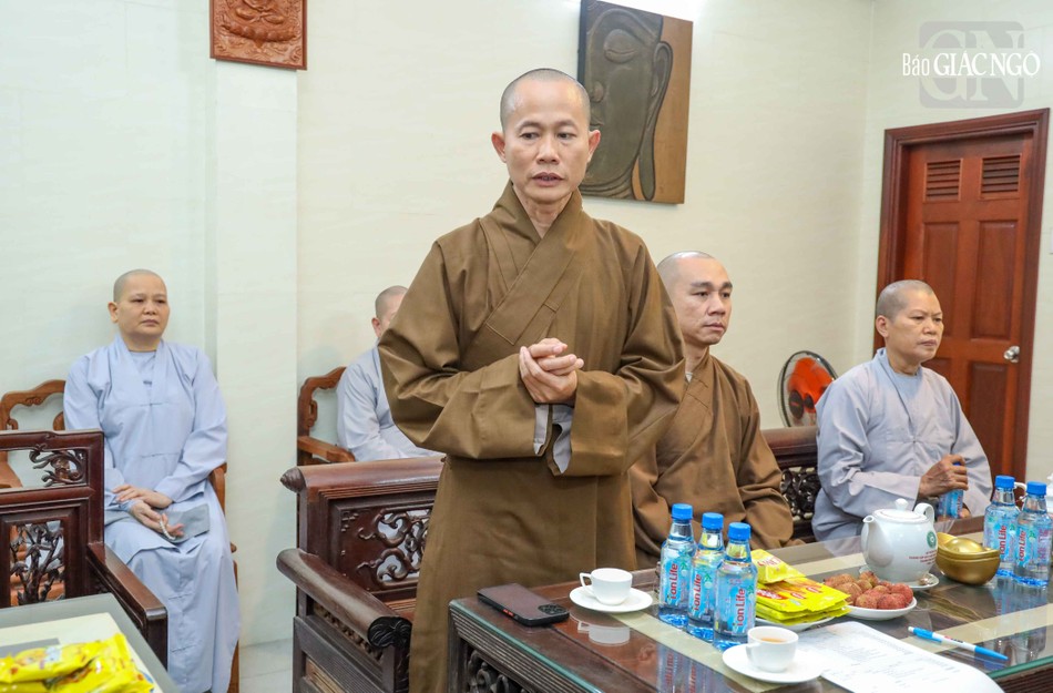 Đại đức Thích Hạnh Đức, Chánh Thư ký Ban Trị sự GHPGVN Q.Tân Bình trình bày về hoạt động Lớp Sơ cấp Phật học Q.Tân Bình Đại đức Thích Hạnh Đức, Chánh Thư ký Ban Trị sự GHPGVN Q.Tân Bình trình bày về hoạt động Lớp Sơ cấp Phật học Q.Tân Bình