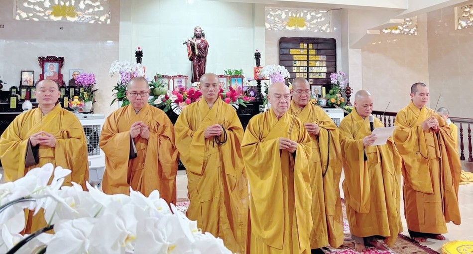 Chư tôn đức Ban Trị sự GHPGVN TP.HCM thắp hương tưởng niệm Chư tôn đức Ban Trị sự GHPGVN TP.HCM thắp hương tưởng niệm