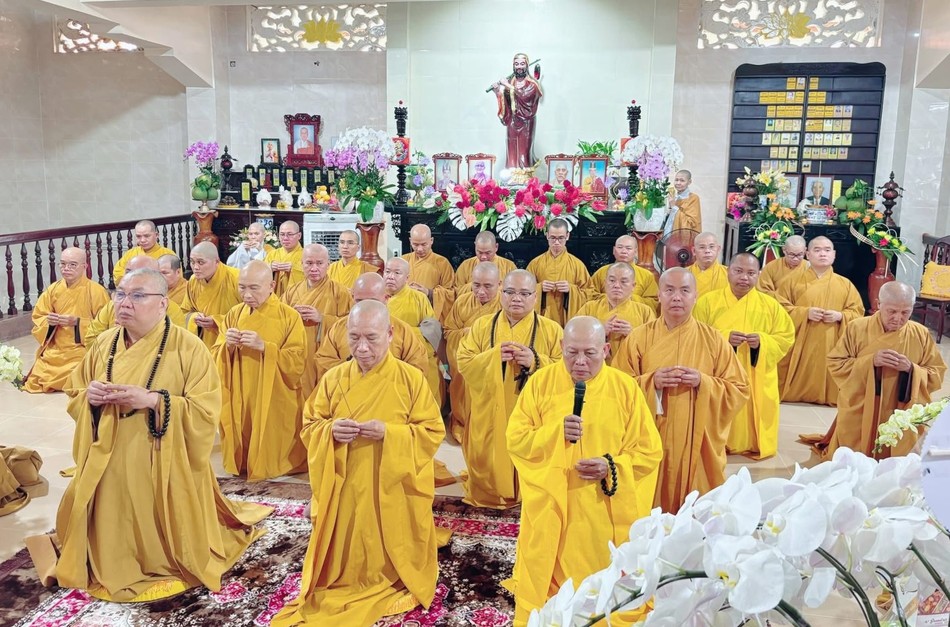 Chư tôn đức dâng hương tưởng niệm cố Thượng tọa Thích Chơn Thanh Chư tôn đức dâng hương tưởng niệm cố Thượng tọa Thích Chơn Thanh