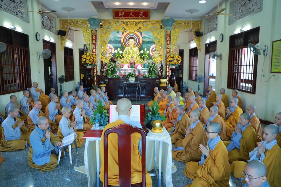 Ni sư Thích nữ Chúc Thọ trùng tuyên giới Tỳ-kheo-ni và Bồ-tát đến đại chúng Ni sư Thích nữ Chúc Thọ trùng tuyên giới Tỳ-kheo-ni và Bồ-tát đến đại chúng
