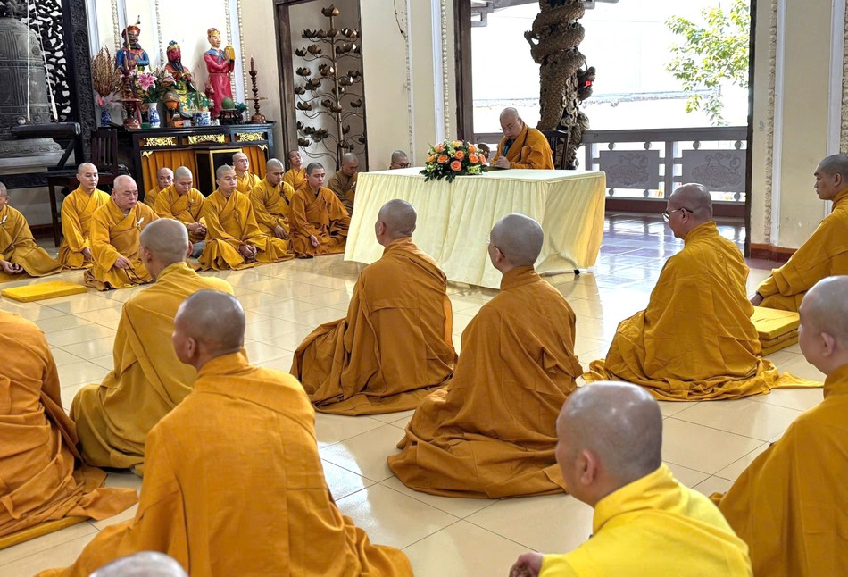 Thượng tọa Thích Minh Nhựt thuyết giới Tỳ-kheo, Bồ-tát đến đại chúng Thượng tọa Thích Minh Nhựt thuyết giới Tỳ-kheo, Bồ-tát đến đại chúng