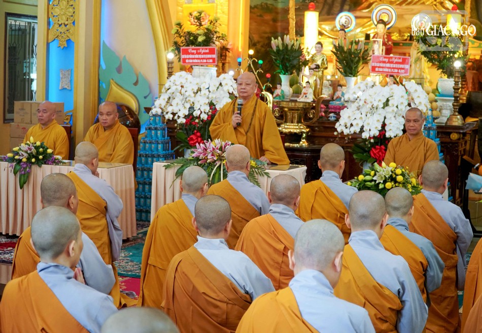 Hòa thượng Thích Lệ Trang sách tấn chư Ni hành giả an cư tại tổ đình Từ Nghiêm