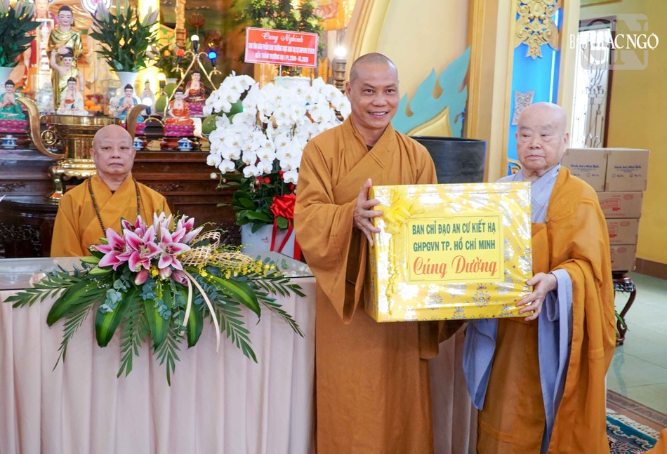 Thượng tọa Thích Trí Chơn trao phẩm vật cúng dường đến Ni trưởng Thích nữ Như Xuân
