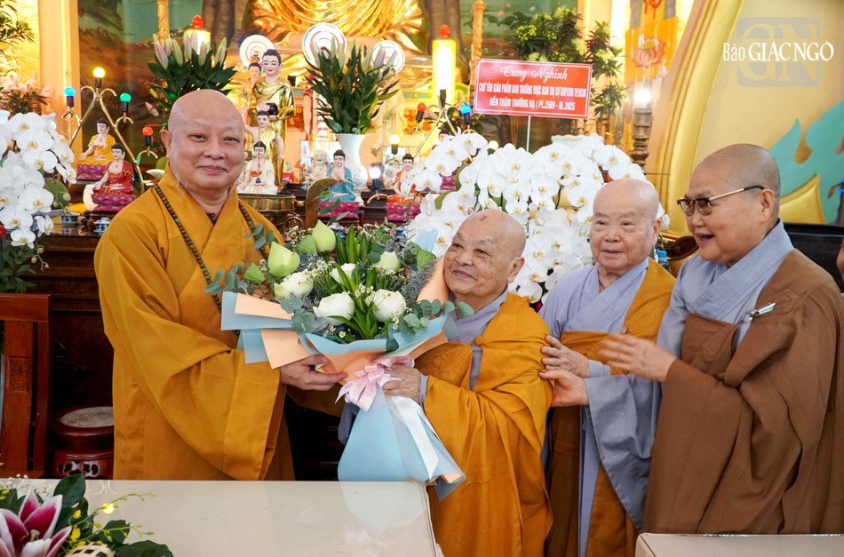 Hòa thượng Thích Lệ Trang cùng Ni trưởng Thích nữ Tịnh Nguyện, Trưởng ban Thường trực Ban Chứng minh Phân ban Ni giới T.Ư, Thiền chủ hạ trường