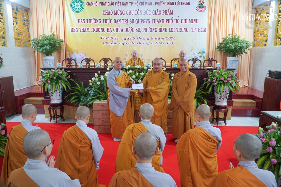 Ni trưởng Thích nữ Như Trí, trụ trì kiêm Hóa chủ trường hạ chùa Dược Sư đón nhận tịnh tài cúng dường từ Ban Trị sự GHPGVN TP.HCM