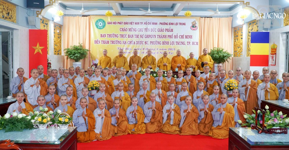 123 hành giả Ni tại hạ trường lưu niệm cùng chư tôn đức