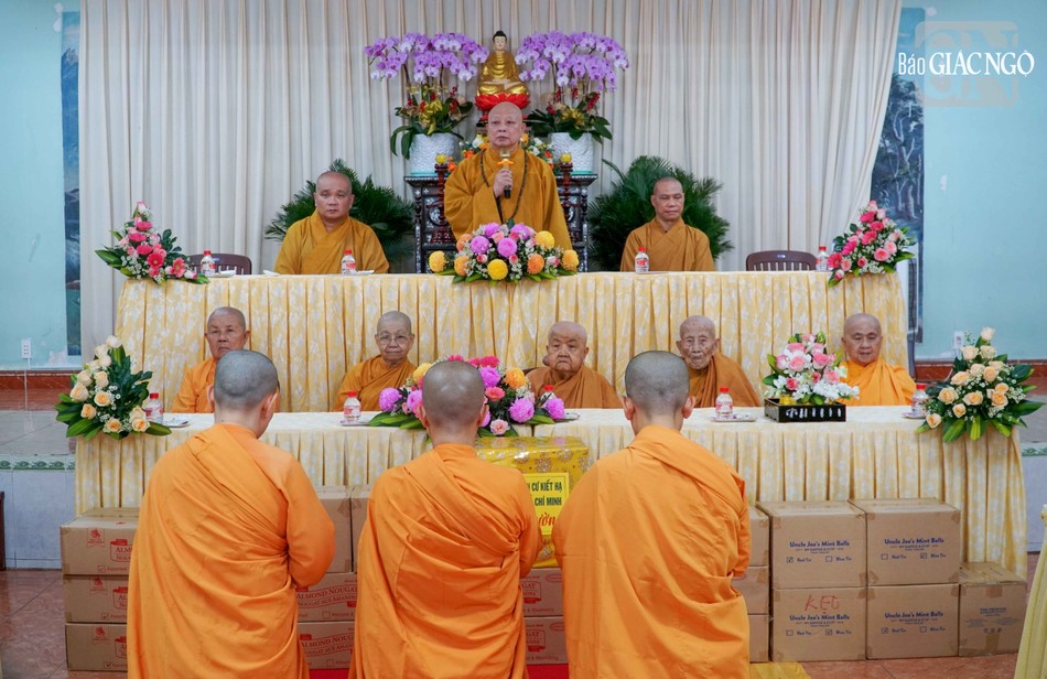 Hòa thượng Thích Lệ Trang sách tấn chư Ni trường hạ tịnh xá Ngọc Phương