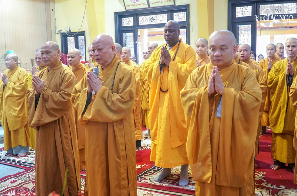 Hòa thượng Thích Lệ Trang khánh tuế chư tôn giáo phẩm Ban Chức sự trường hạ tổ đình Vĩnh Nghiêm