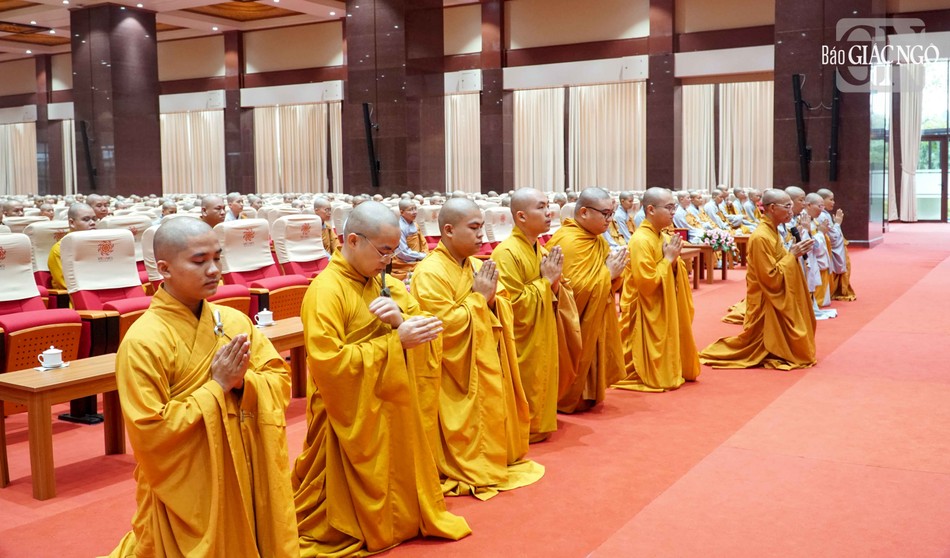 Thượng tọa Thích Phước Lượng báo cáo tình hình tu học của các hành giả lên chư tôn đức Ban Thường trực Ban Trị sự TP.HCM