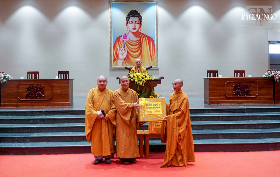 Trao tịnh tài, phẩm vật cúng dường đến hạ trường