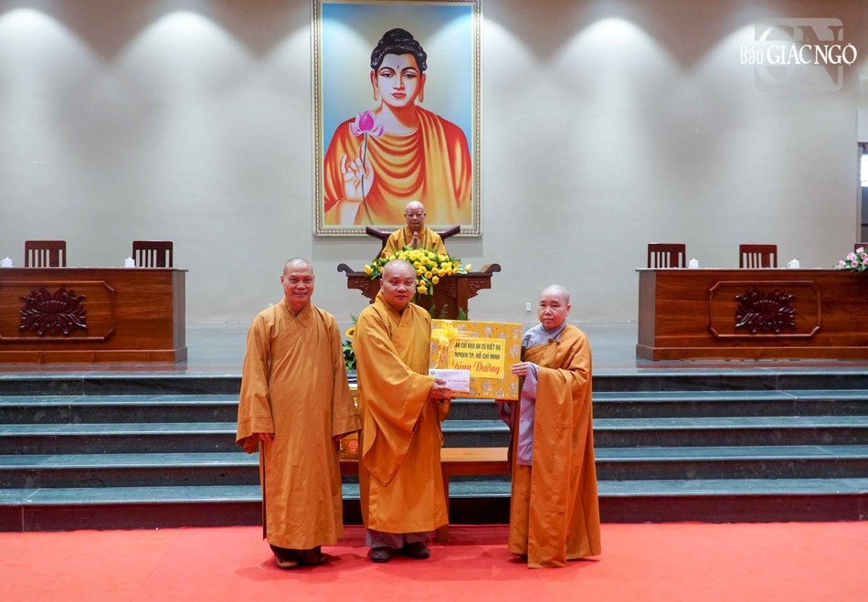 Trao tịnh tài, phẩm vật cúng dường chư Ni an cư chùa Thanh Tâm