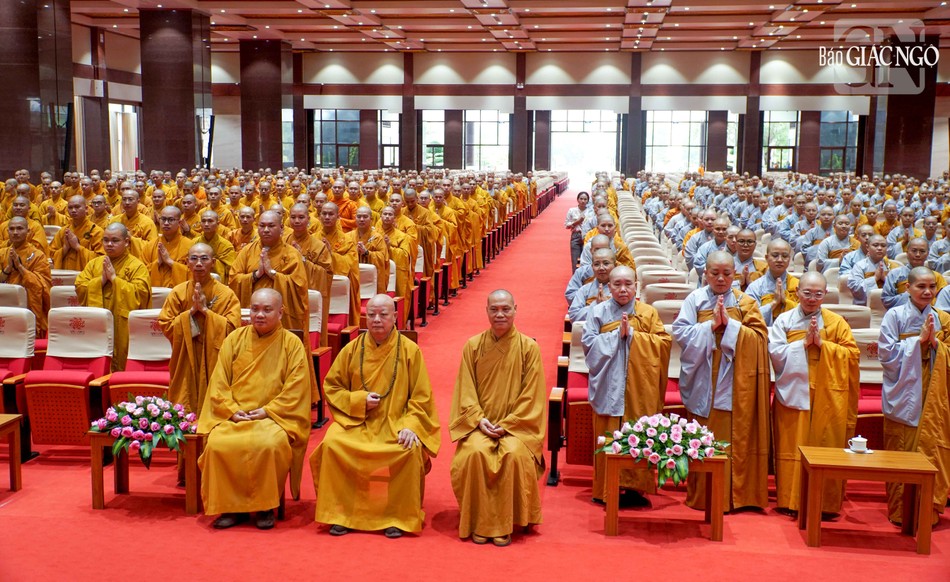 Gần 700 hành giả an cư ở Học viện Phật giáo VN tại TP.HCM chụp hình lưu niệm cùng Hòa thượng Thích lệ Trang