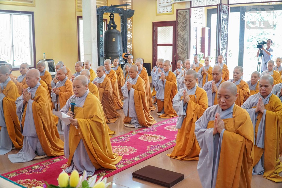 Ni sư Thích nữ Thánh Tâm báo cáo tình tình tu học của gần 100 hành giả an cư