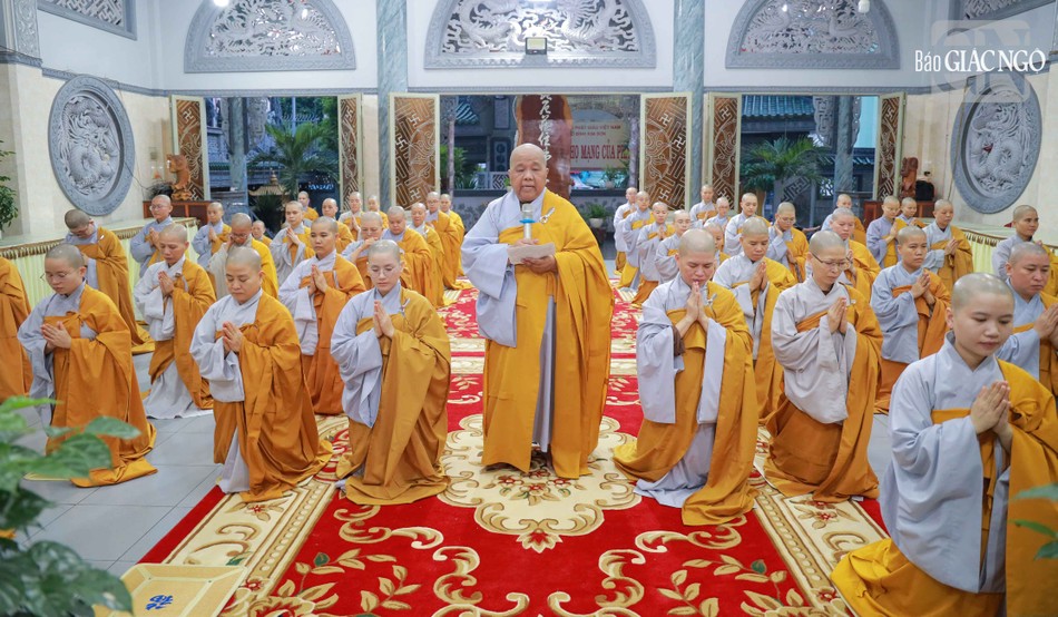 Ni sư Thích nữ Lệ Thuận, trụ trì kiêm Hóa chủ trường hạ chùa Kim Sơn báo cáo thời khóa tu học trong 3 tháng hạ