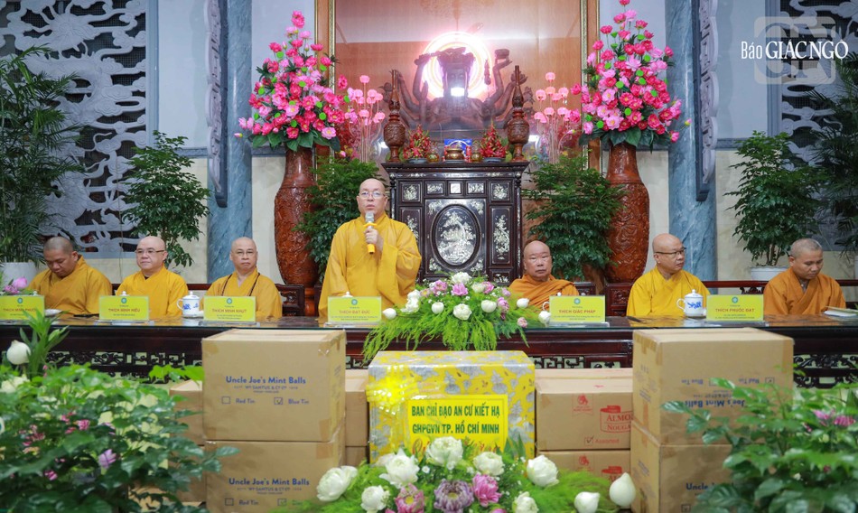 Thượng tọa Thích Đạt Đức sách tấn chư Ni