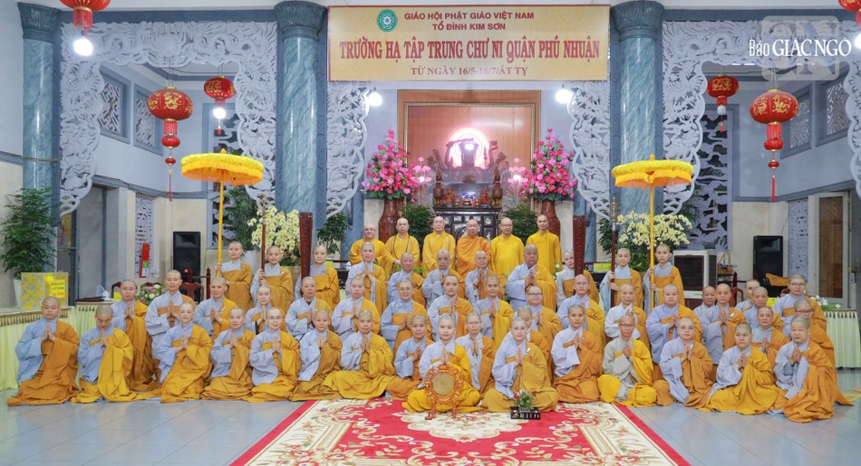 95 hành giả Ni trường hạ chùa Kim Sơn lưu niệm cùng chư tôn đức