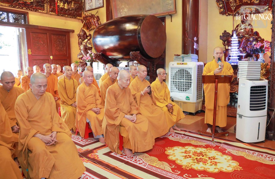 Đại đức Thích Thiện Chí báo cáo thời khóa mỗi ngày 6 thời tu học tại trường hạ chùa Đại Giác