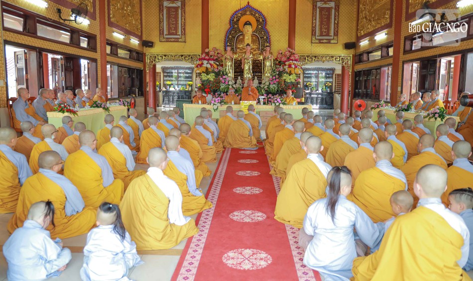 Hòa thượng Thích Giác Pháp chỉ dạy chư Ni nương theo công hạnh các bậc tiền bối tu học