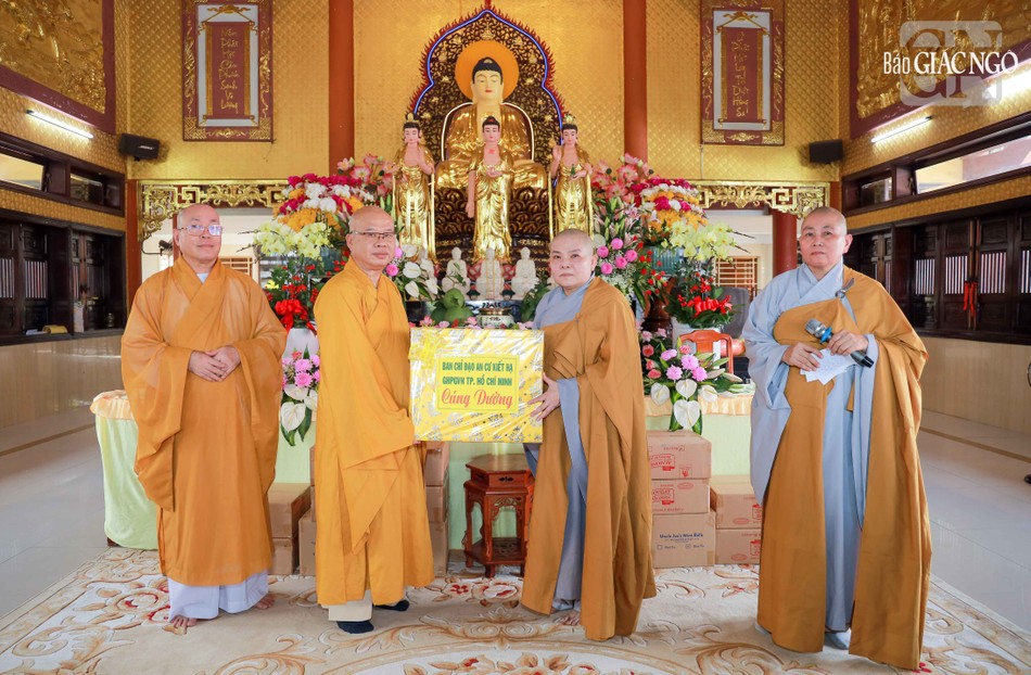 Trao phẩm vật cúng dường đến Ni sư Thích nữ Huệ Bình, trụ trì kiêm Hóa chủ trường hạ