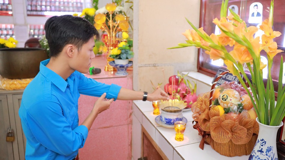 Đoàn viên dâng hương tưởng niệm anh hùng liệt sĩ đã anh dũng hy sinh vì nền độc lập, tự do của dân tộc Đoàn viên dâng hương tưởng niệm anh hùng liệt sĩ đã anh dũng hy sinh vì nền độc lập, tự do của dân tộc