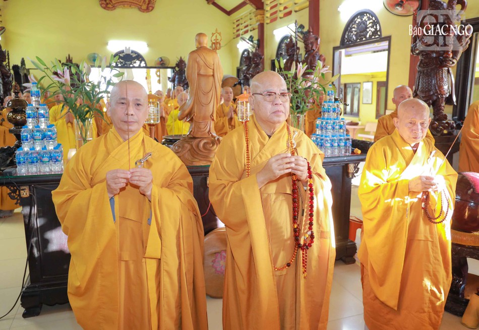 Chư tôn đức niêm hương tại chánh điện chùa Bửu Liên (P.Thạnh Mỹ Tây) Chư tôn đức niêm hương tại chánh điện chùa Bửu Liên (P.Thạnh Mỹ Tây)