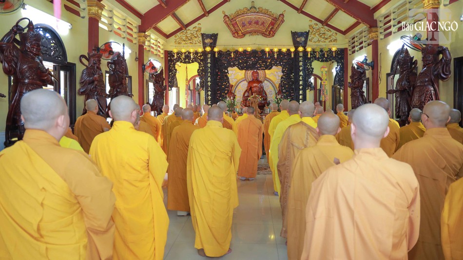 Lễ Bố-tát được trang nghiêm cử hành tại đại hùng bảo điện chùa Bửu Liên Lễ Bố-tát được trang nghiêm cử hành tại đại hùng bảo điện chùa Bửu Liên