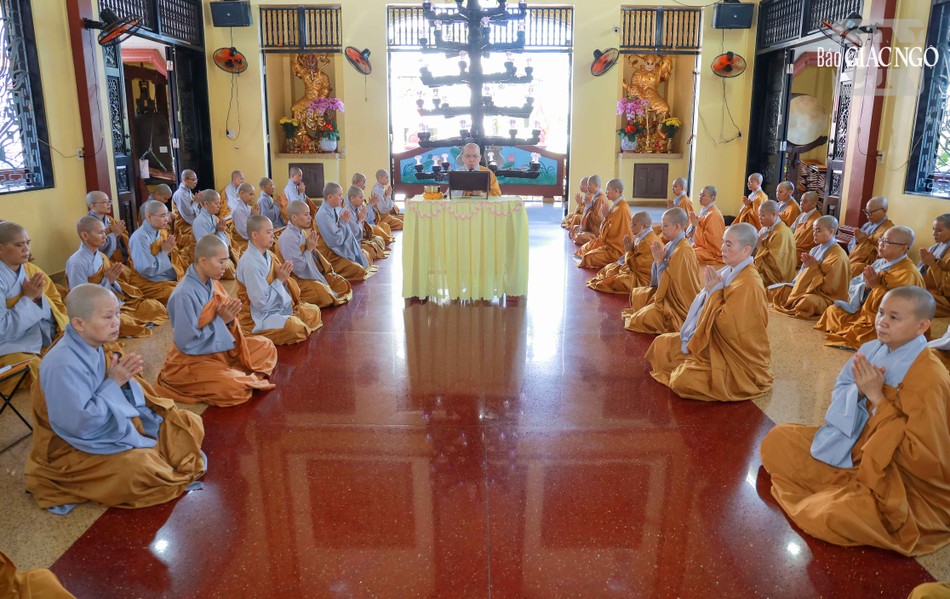 Ni sư Thích nữ Như Hạnh tụng giới Tỳ-kheo-ni đến 123 hành giả an cư tại chùa Dược Sư Ni sư Thích nữ Như Hạnh tụng giới Tỳ-kheo-ni đến 123 hành giả an cư tại chùa Dược Sư