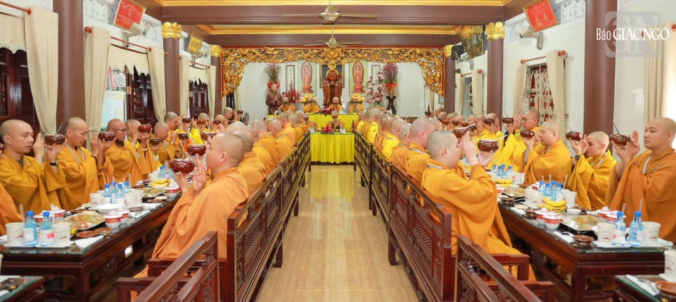 Cử bát cúng dường Cử bát cúng dường