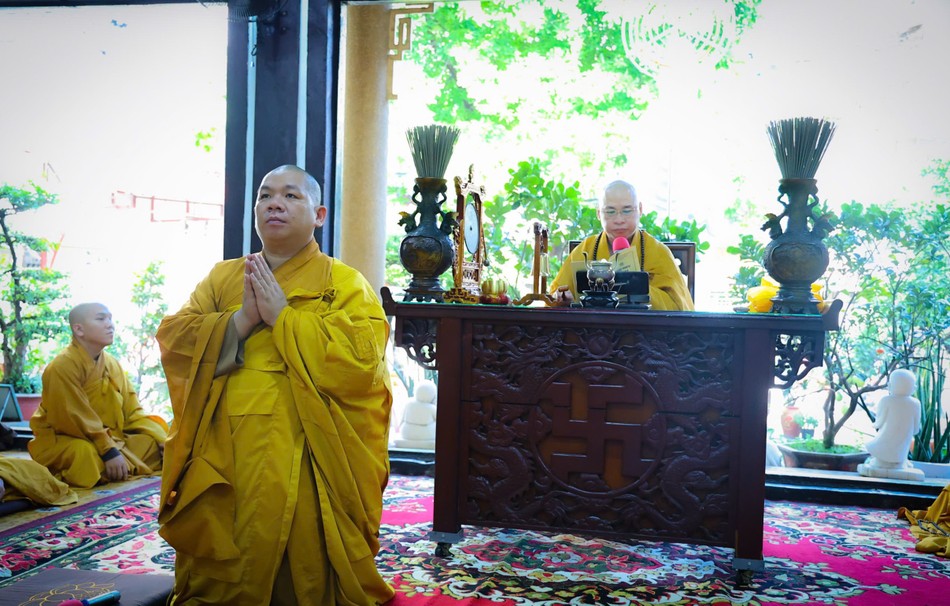Thượng tọa Thích Minh Nhựt trùng tuyên giới Tỳ-kheo và Bồ-tát Thượng tọa Thích Minh Nhựt trùng tuyên giới Tỳ-kheo và Bồ-tát