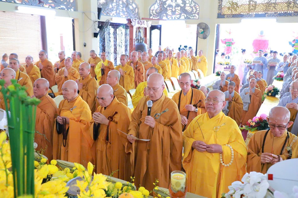 Chư tôn đức dâng hương tưởng niệm Chư tôn đức dâng hương tưởng niệm