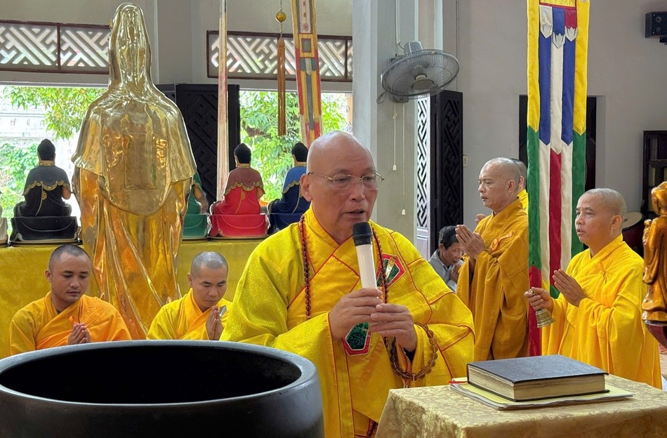 Hòa thượng Thích Phước Minh đương vi sám chủ khóa lễ cúng ngọ Hòa thượng Thích Phước Minh đương vi sám chủ khóa lễ cúng ngọ