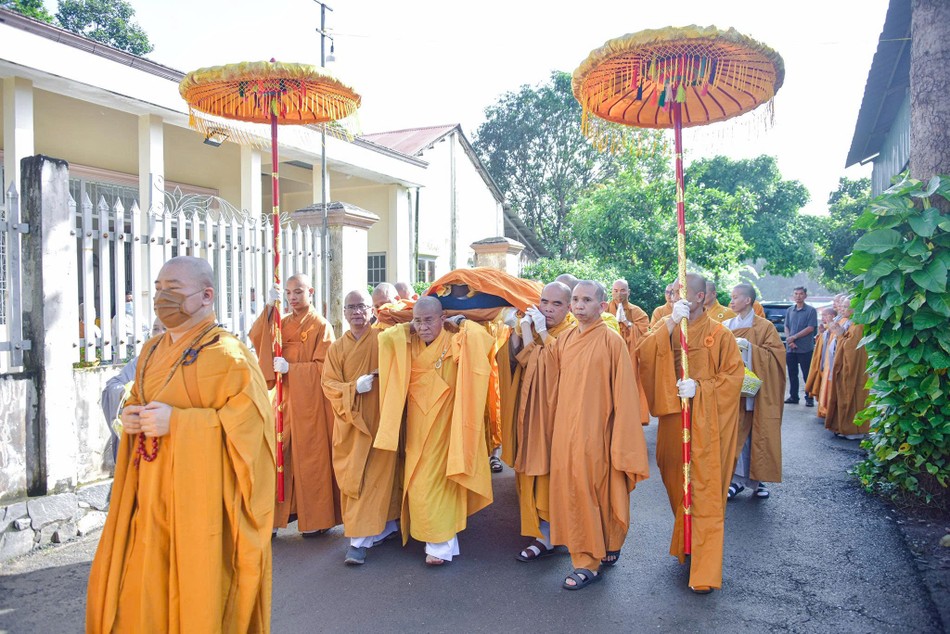 Cung thỉnh nhục thân Thượng tọa Thích Quảng Tánh từ thiền thất đến Giác linh đường để nhập kim quan