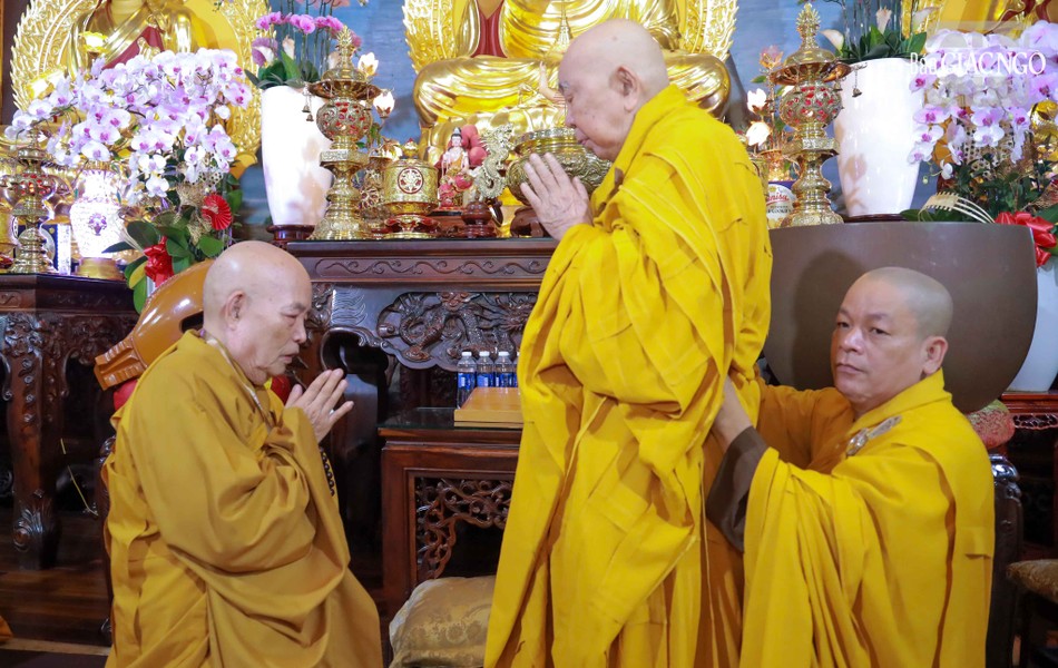 Nhị vị Hòa thượng tác pháp đối thú Tự tứ Nhị vị Hòa thượng tác pháp đối thú Tự tứ