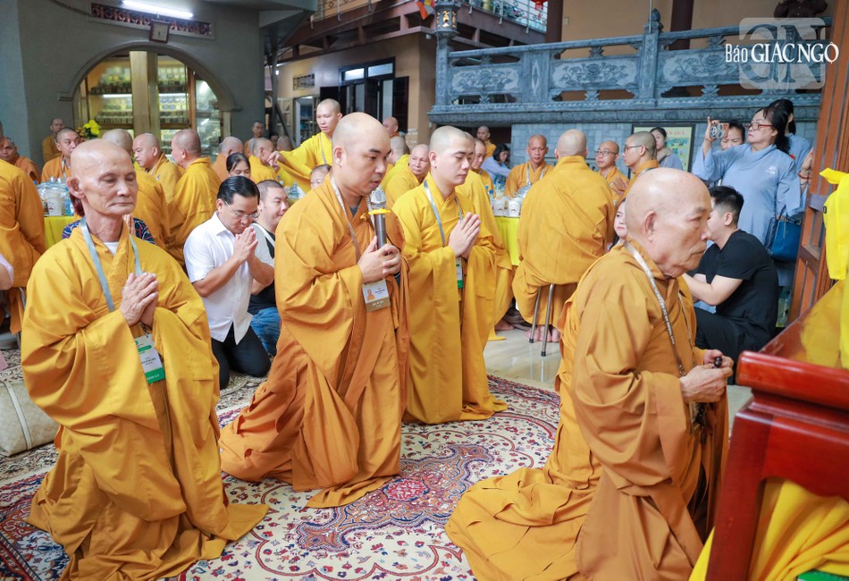 Đại đức Thích Quảng Hậu đại diện chư hành giả an cư tác bạch cúng dường Đại đức Thích Quảng Hậu đại diện chư hành giả an cư tác bạch cúng dường