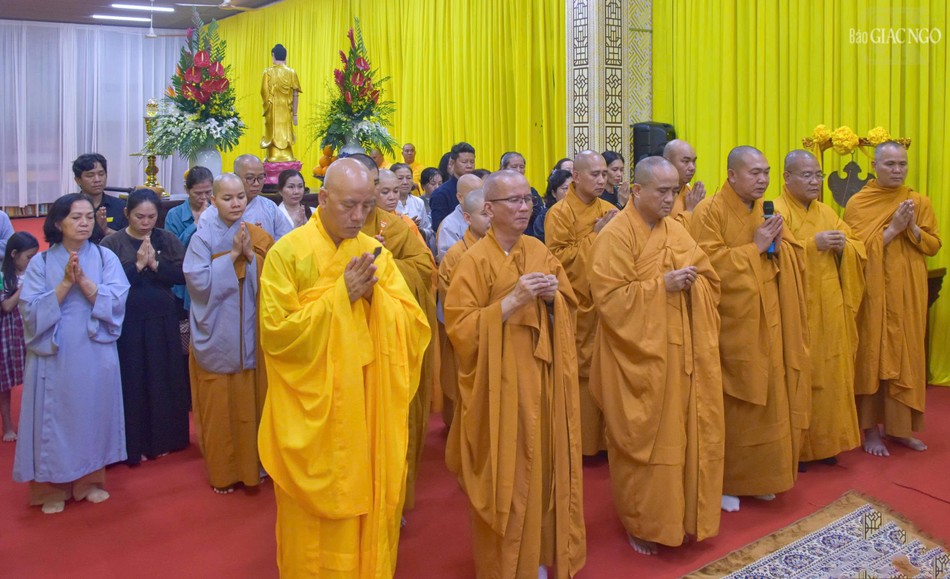 Thành kính tưởng niệm