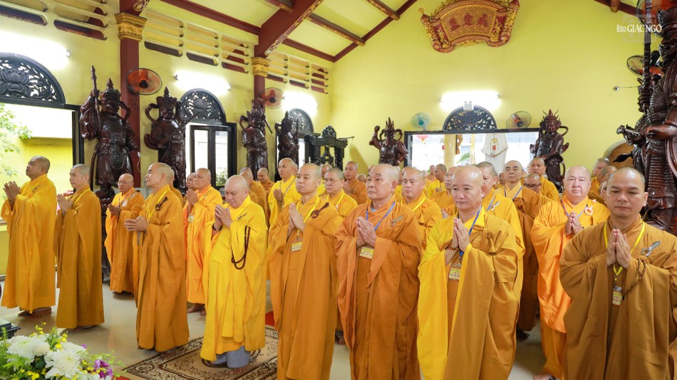 Đại chúng đảnh lễ Tam bảo, sám hối