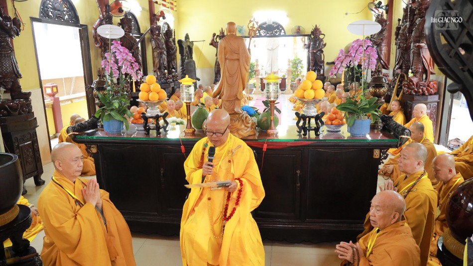 Chư tôn đức đối thú Tự tứ