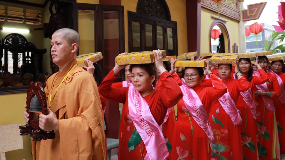 Phật tử chùa Bửu Liên dâng pháp y cúng dường nhân ngày chư Tăng mãn hạ