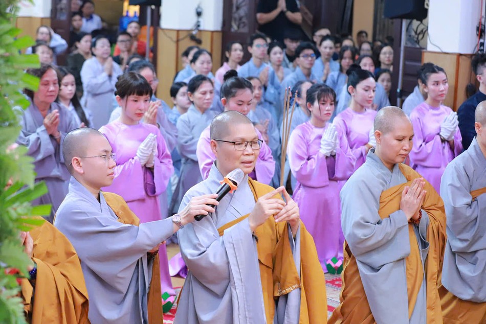 Ni sư Thích nữ Huệ Đức, trụ trì Quan Âm tu viện niêm hương bạch Phật Ni sư Thích nữ Huệ Đức, trụ trì Quan Âm tu viện niêm hương bạch Phật