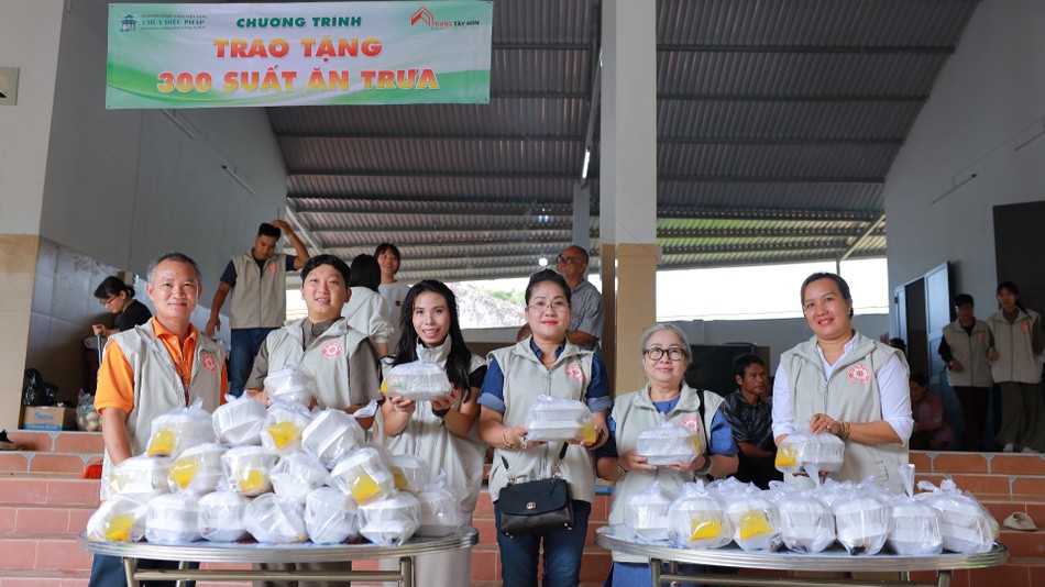 Tặng 300 phần ăn trưa Tặng 300 phần ăn trưa