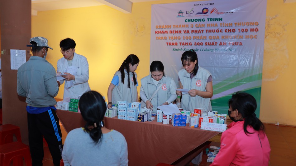 Khám bệnh, phát thuốc miễn phí cho bà con Khám bệnh, phát thuốc miễn phí cho bà con