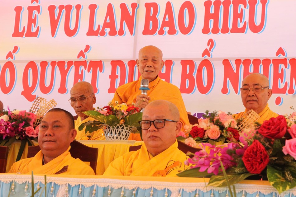 Trưởng lão Hòa thượng Thích Minh Trí ban đạo từ Trưởng lão Hòa thượng Thích Minh Trí ban đạo từ