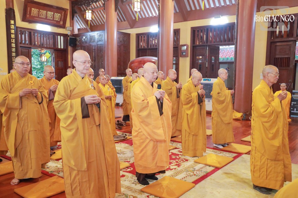 Chư tôn giáo phẩm Ban Trị sự GHPGVN TP.HCM nhất tâm cầu nguyện Giác linh Hòa thượng Thích Nhật Lệ cao đăng Phật quốc Chư tôn giáo phẩm Ban Trị sự GHPGVN TP.HCM nhất tâm cầu nguyện Giác linh Hòa thượng Thích Nhật Lệ cao đăng Phật quốc