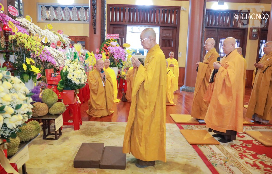 Thượng tọa Thích Đạt Đức, trụ trì chùa Hải Quang tác bạch tri ân chư tôn đức Thượng tọa Thích Đạt Đức, trụ trì chùa Hải Quang tác bạch tri ân chư tôn đức