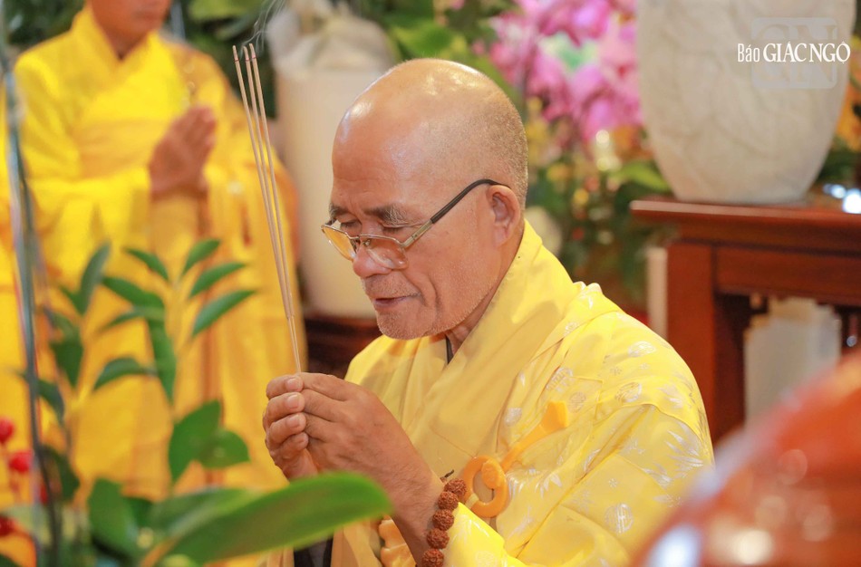 Hòa thượng Thích Huệ Giải sám chủ buổi lễ niêm hương bạch Phật Hòa thượng Thích Huệ Giải sám chủ buổi lễ niêm hương bạch Phật