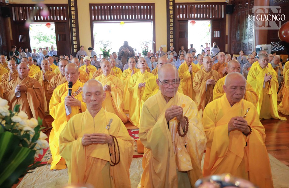 Chư tôn đức dâng hương tưởng niệm Chư tôn đức dâng hương tưởng niệm