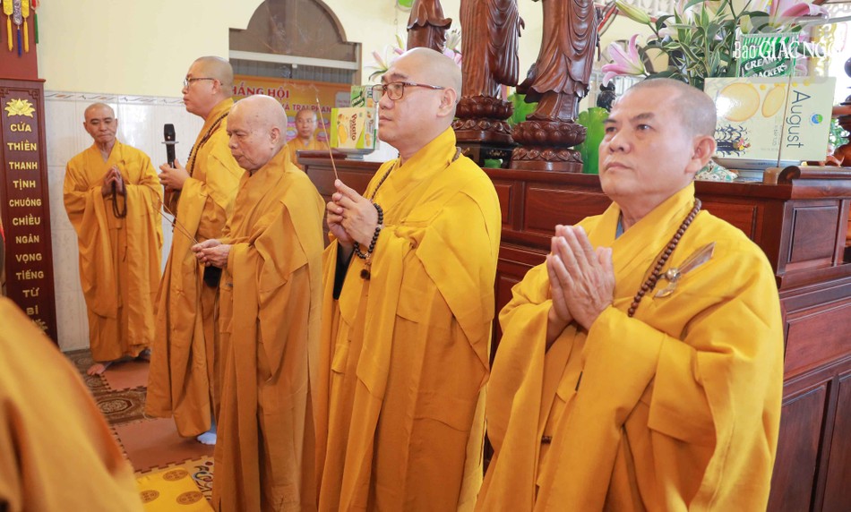 Chư tôn đức niêm hương cúng dường Chư tôn đức niêm hương cúng dường