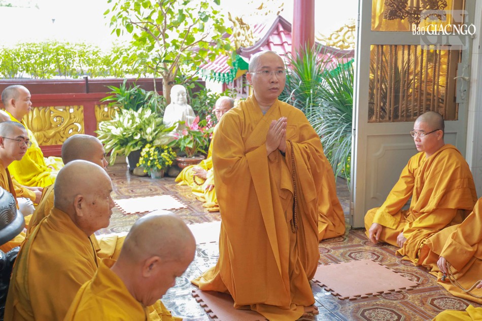 Đại đức Thích An Khánh tác bạch báo cáo túc số chư Tăng tham dự lễ Bố-tát Đại đức Thích An Khánh tác bạch báo cáo túc số chư Tăng tham dự lễ Bố-tát