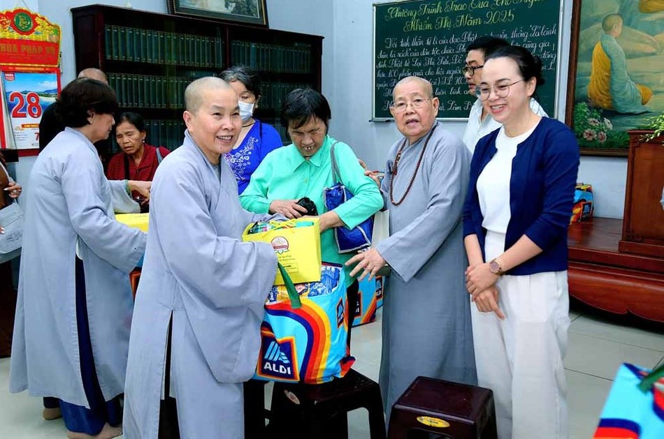 Chia sẻ yêu thương Chia sẻ yêu thương