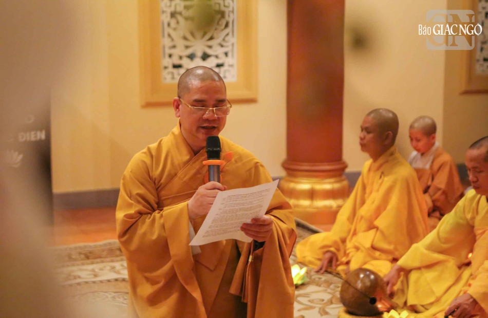 Đại đức Thích Nhuận Từ, trụ trì chùa Bát Nhã ôn lại hành trạng Hòa thượng tôn sư trong lễ thắp nến tri ân